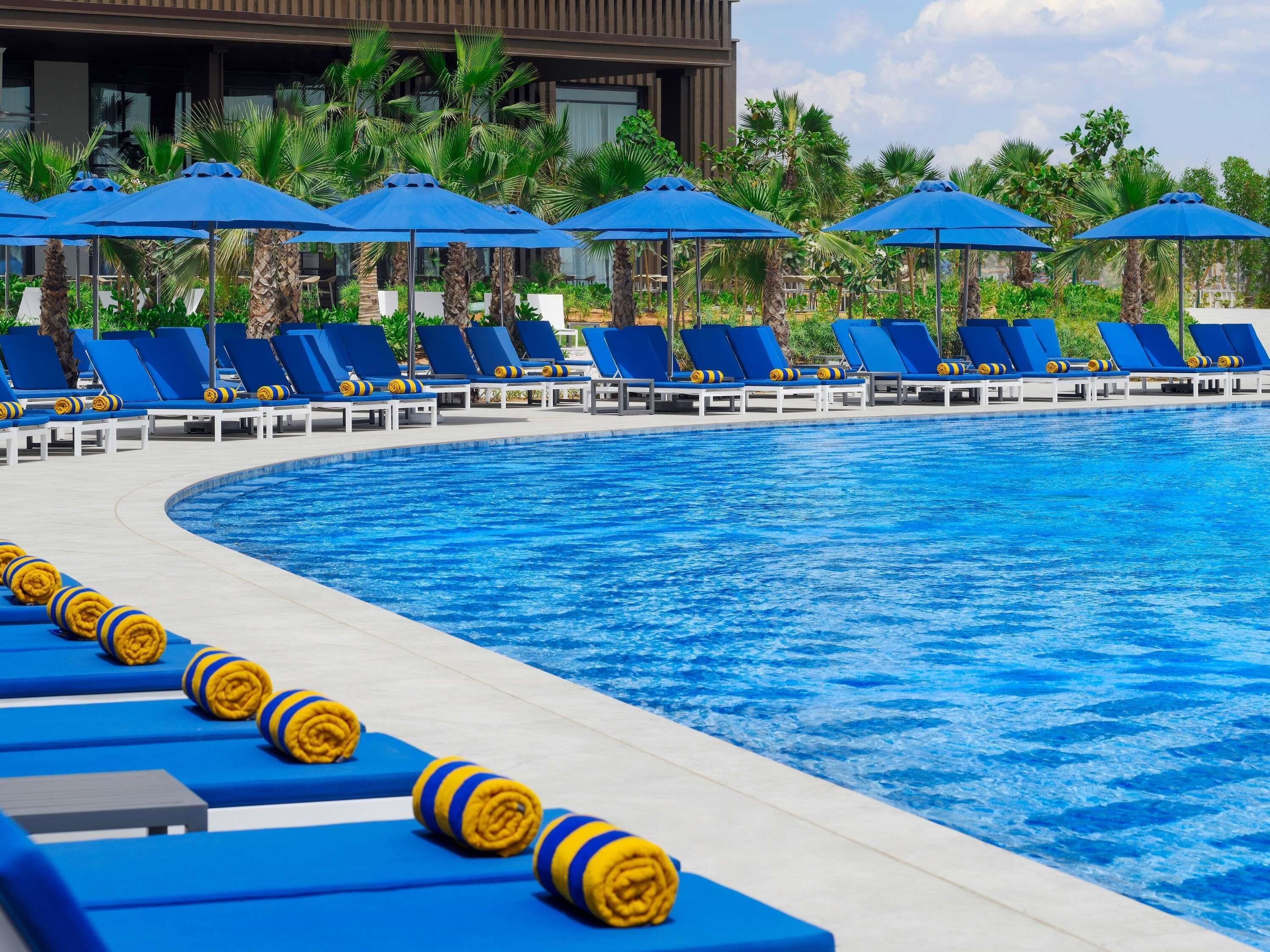 3 piscine all'aperto, ombrelloni da piscina, lettini