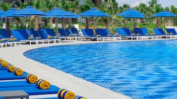 3 piscine all'aperto, ombrelloni da piscina, lettini