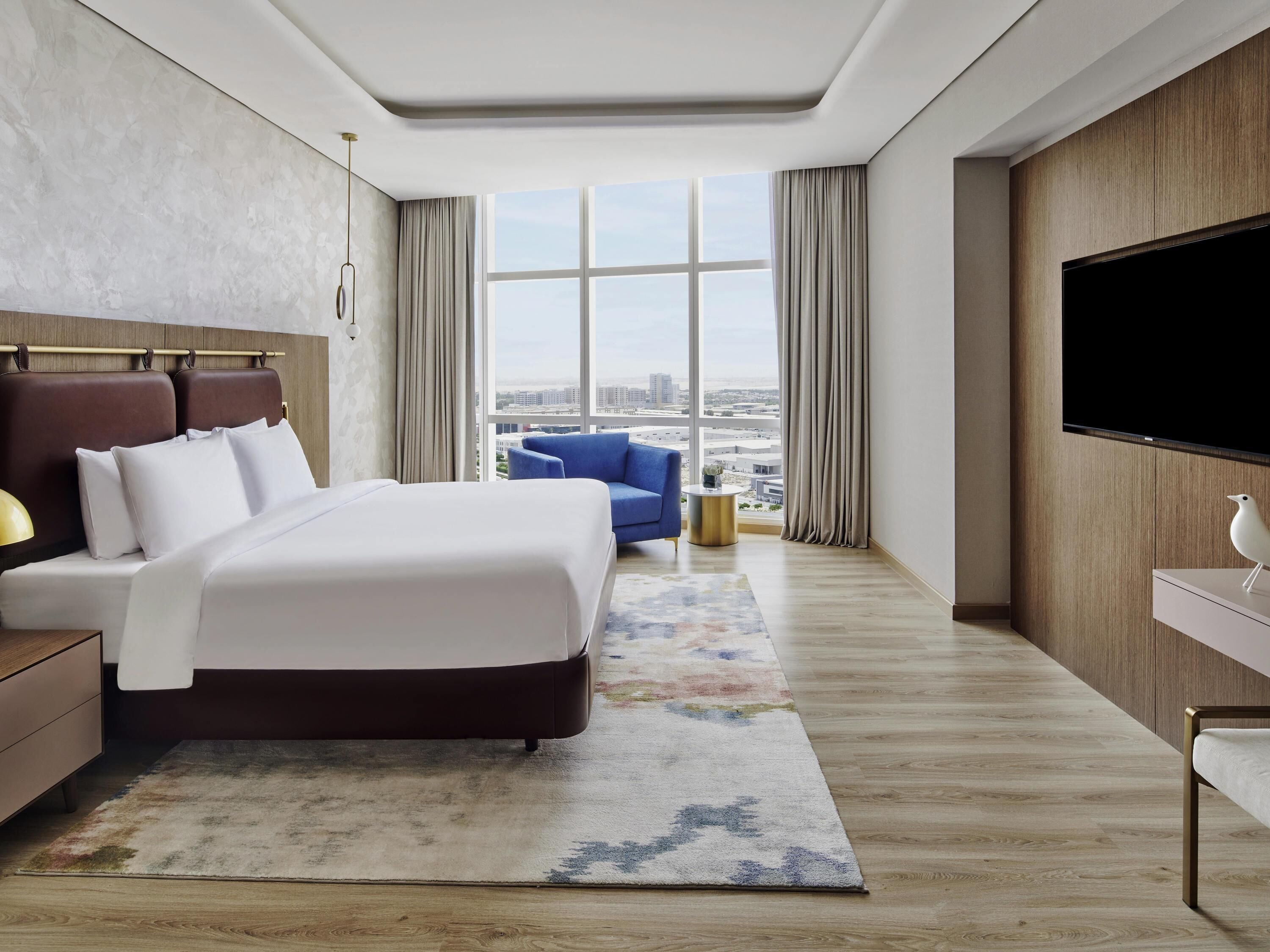 Suite – premium, 1 kingsize-seng, byutsikt | Sengetøy av topp kvalitet, minibar og safe på rommet