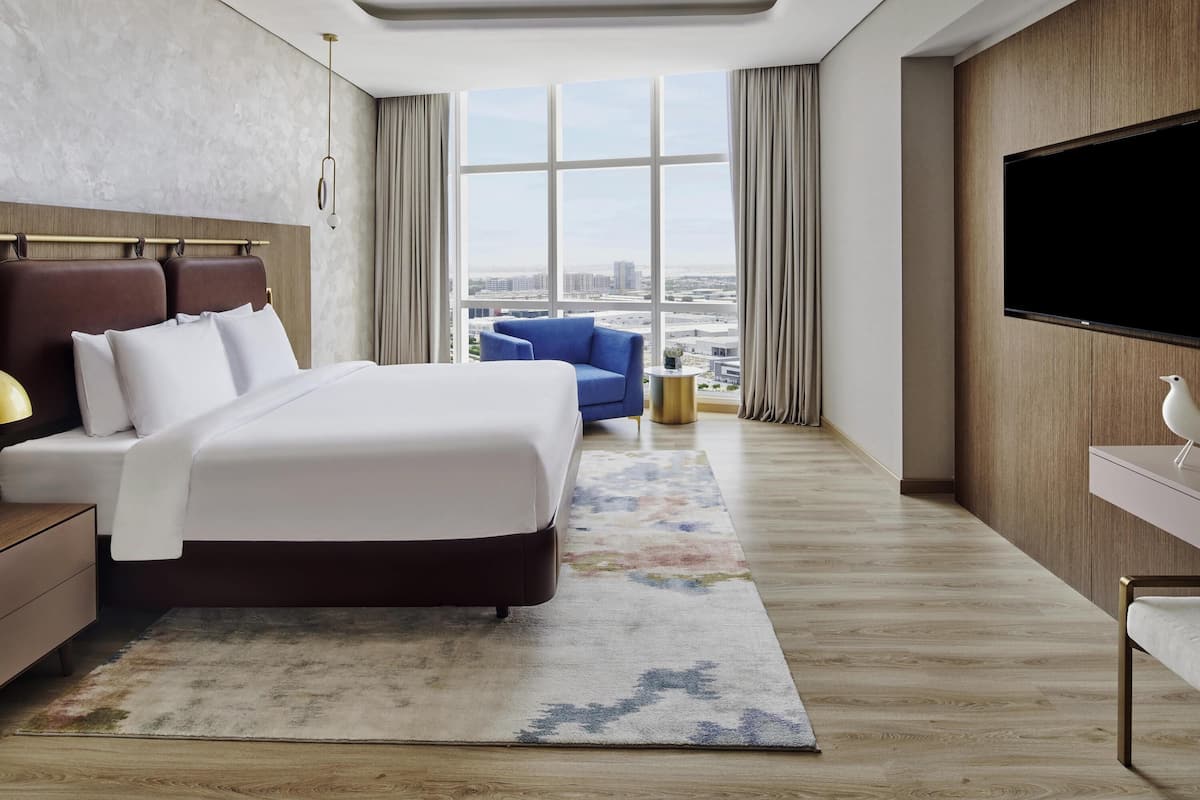 Suite – premium, 1 kingsize-seng, byutsikt | Sengetøy av topp kvalitet, minibar og safe på rommet