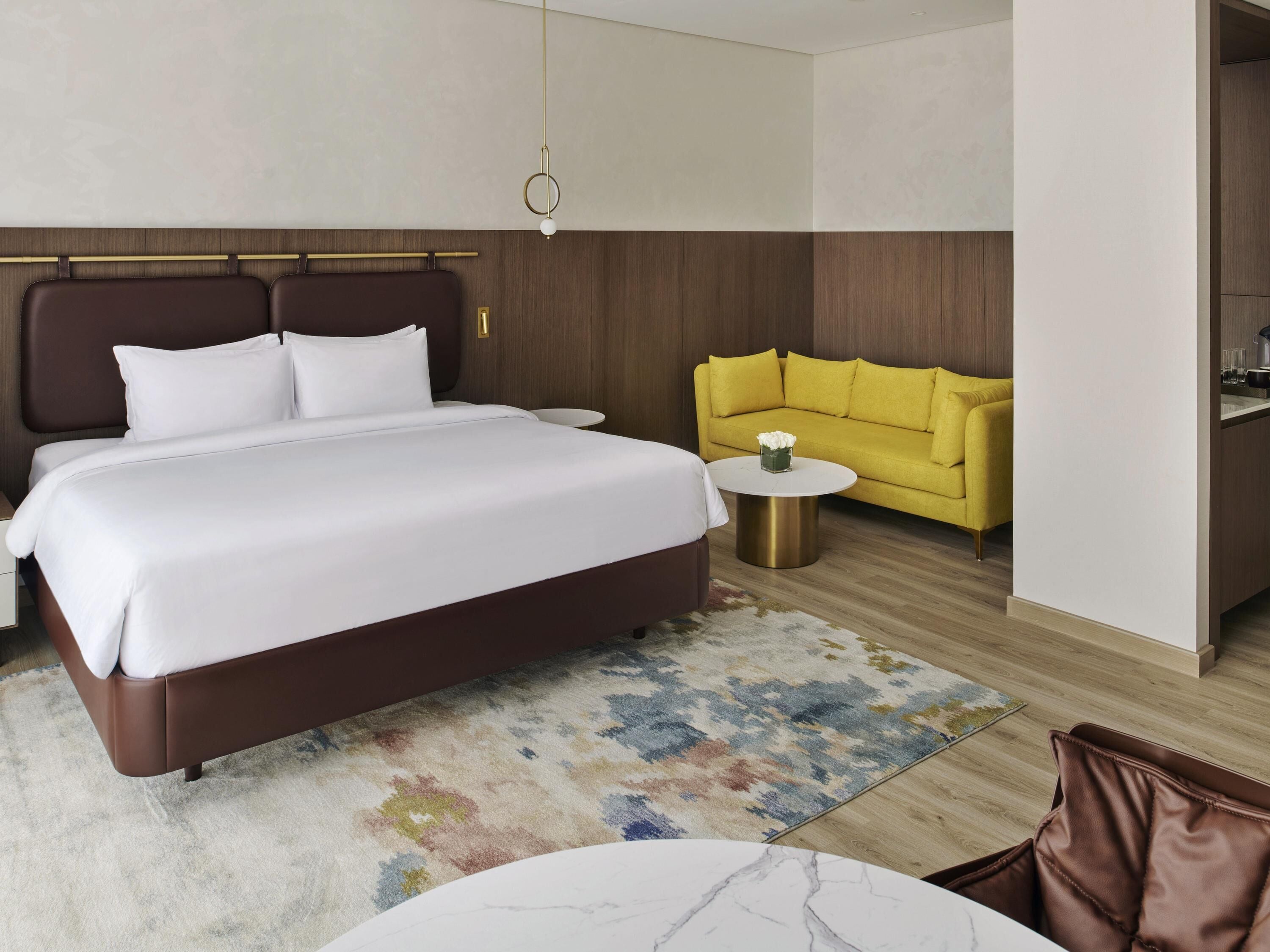 Rom – premium, 1 dobbeltseng, byutsikt | Sengetøy av topp kvalitet, minibar og safe på rommet