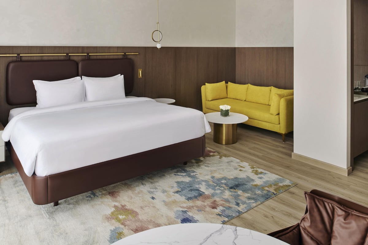 Rom – premium, 1 dobbeltseng, byutsikt | Sengetøy av topp kvalitet, minibar og safe på rommet