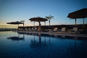 2 outdoor pools - Mövenpick Hotel Jumeirah Village Triangle (Dubai)