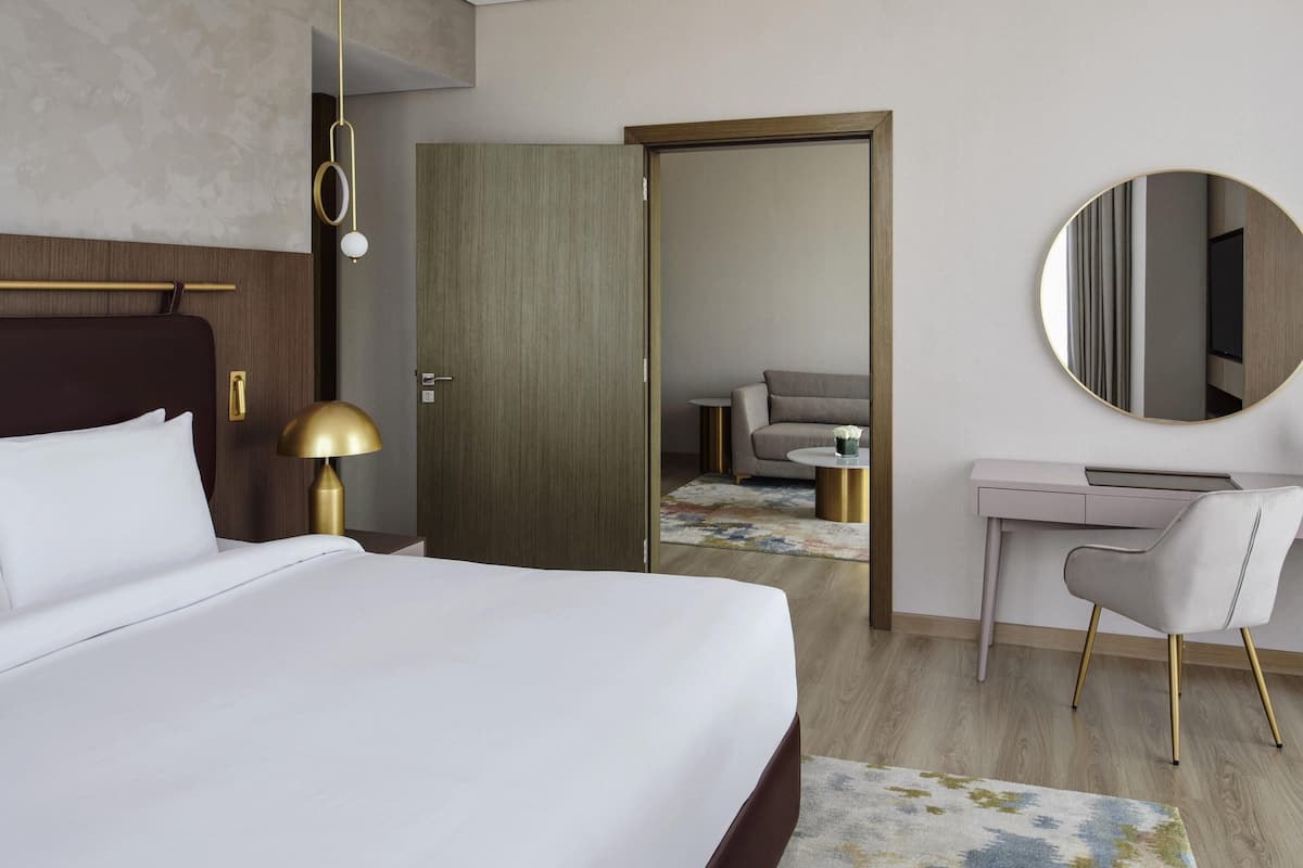 Suite – superior, 1 kingsize-seng, byutsikt | Sengetøy av topp kvalitet, minibar og safe på rommet