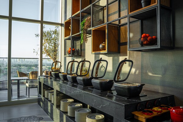 Buffet - Mövenpick Hotel Jumeirah Village Triangle (Dubai)