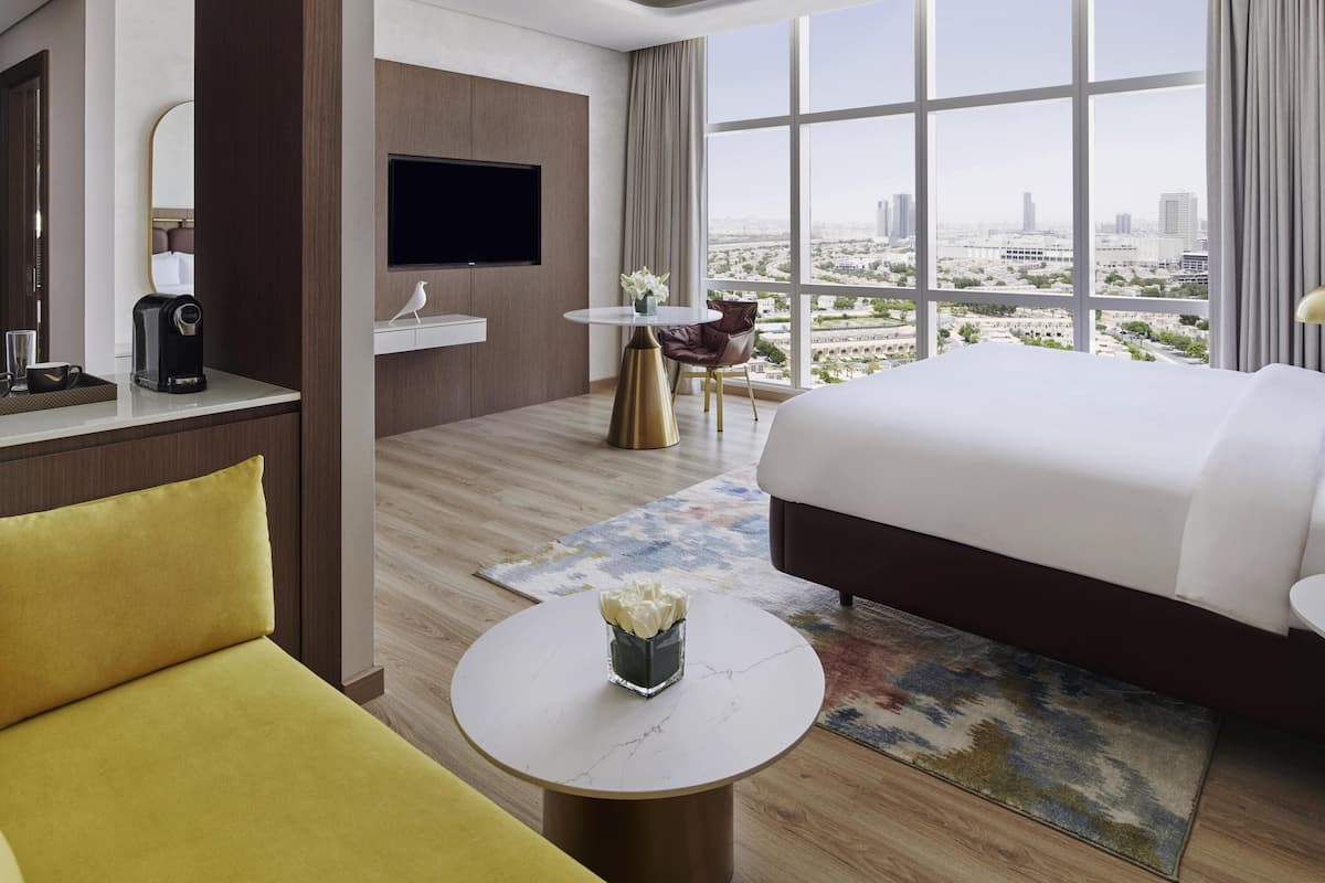 Rom – deluxe, 1 dobbeltseng, byutsikt | Sengetøy av topp kvalitet, minibar og safe på rommet