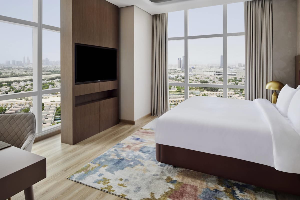 Deluxe Suite, 1 Double Bed, City View | เครื่องนอนระดับพรีเมียม, มินิบาร์, ตู้นิรภัยในห้องพัก, โต๊ะทำงาน