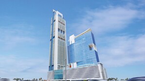 Un immeuble moderne de grande hauteur, doté d’une conception architecturale originale, qui combine des éléments en verre et en métal.