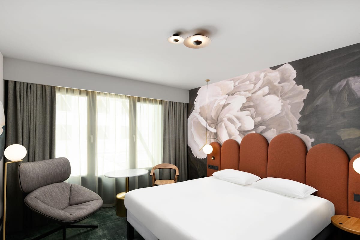 Minibar, in-room safe, laptop workspace, blackout drapes