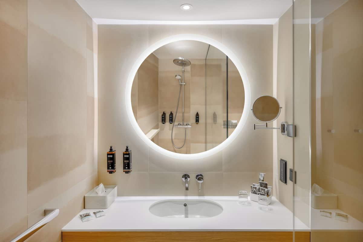 Departamento, 1 habitación | Baño | Amenidades de baño ecológicas, secadora de cabello, pantuflas, toallas
