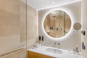 Amenidades de baño ecológicas, secadora de cabello, pantuflas, toallas