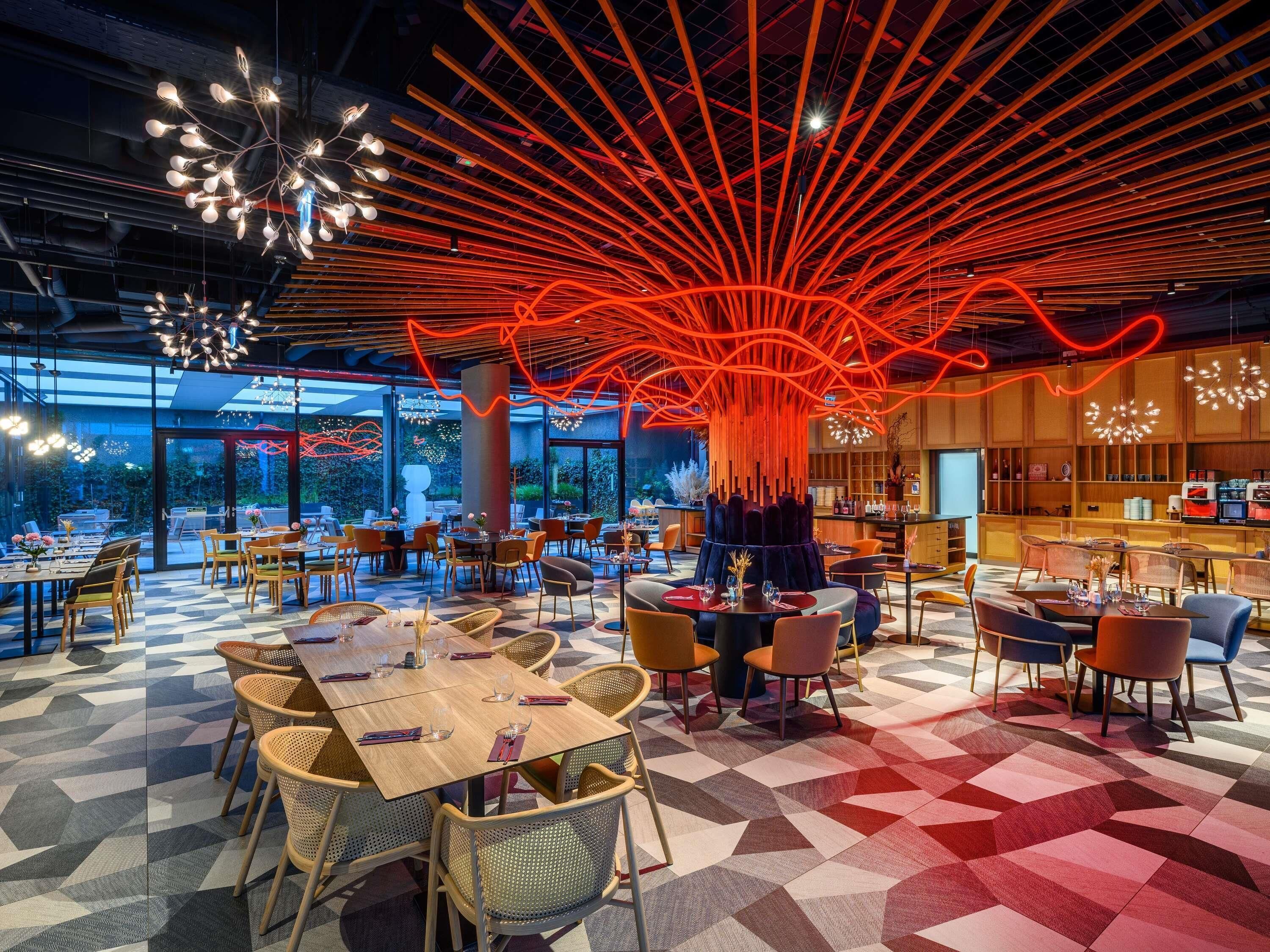 供应早餐、午餐和晚餐，匈牙利菜