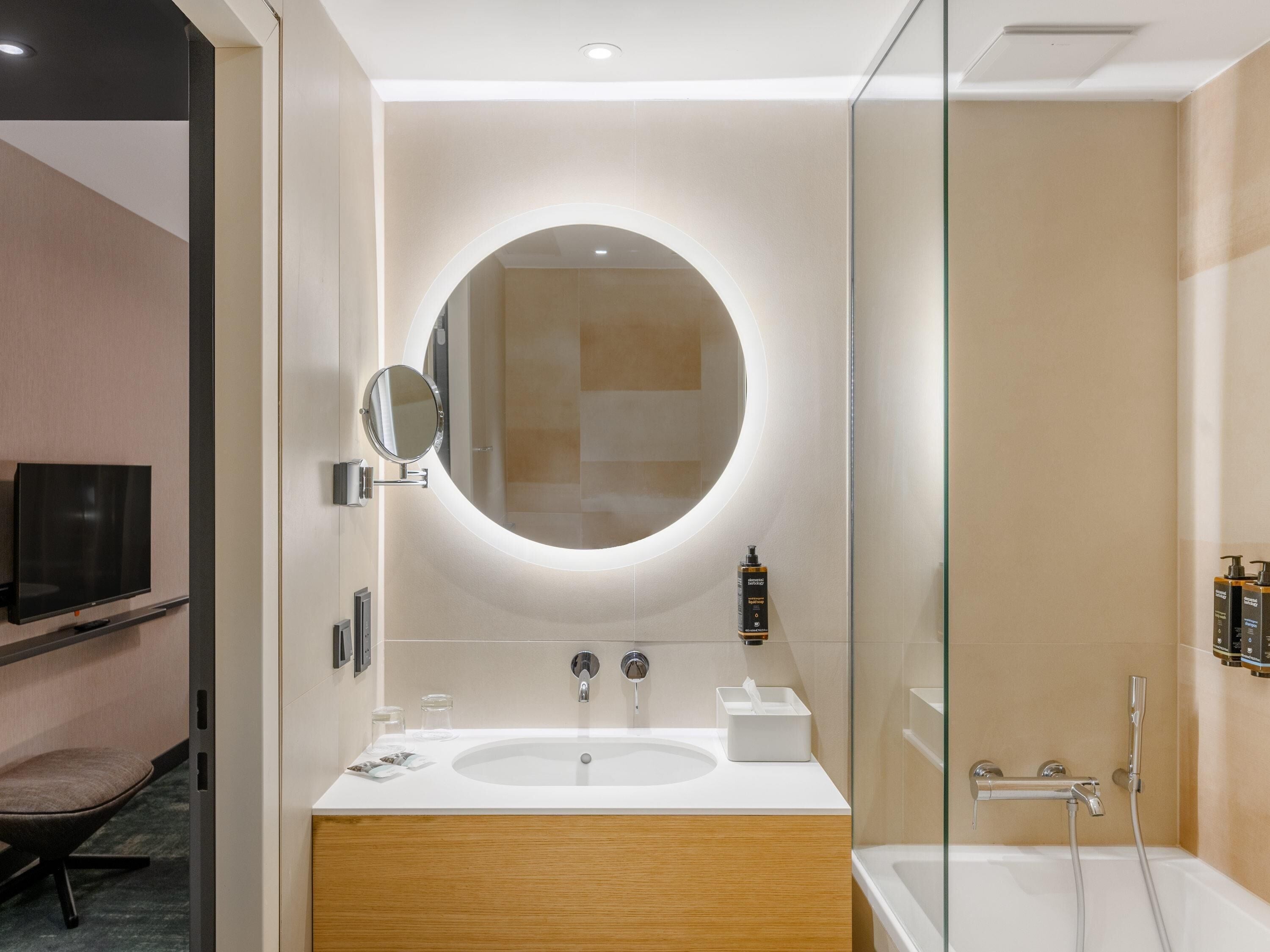 Habitación clásica con 2 camas individuales, 2 camas individuales | Minibar, caja fuerte, espacio para trabajar con un portátil