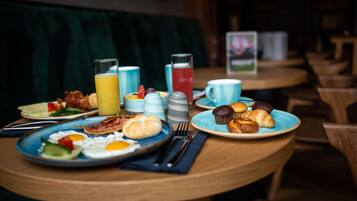 Tägliches Frühstücksbuffet (15 EUR pro Person)