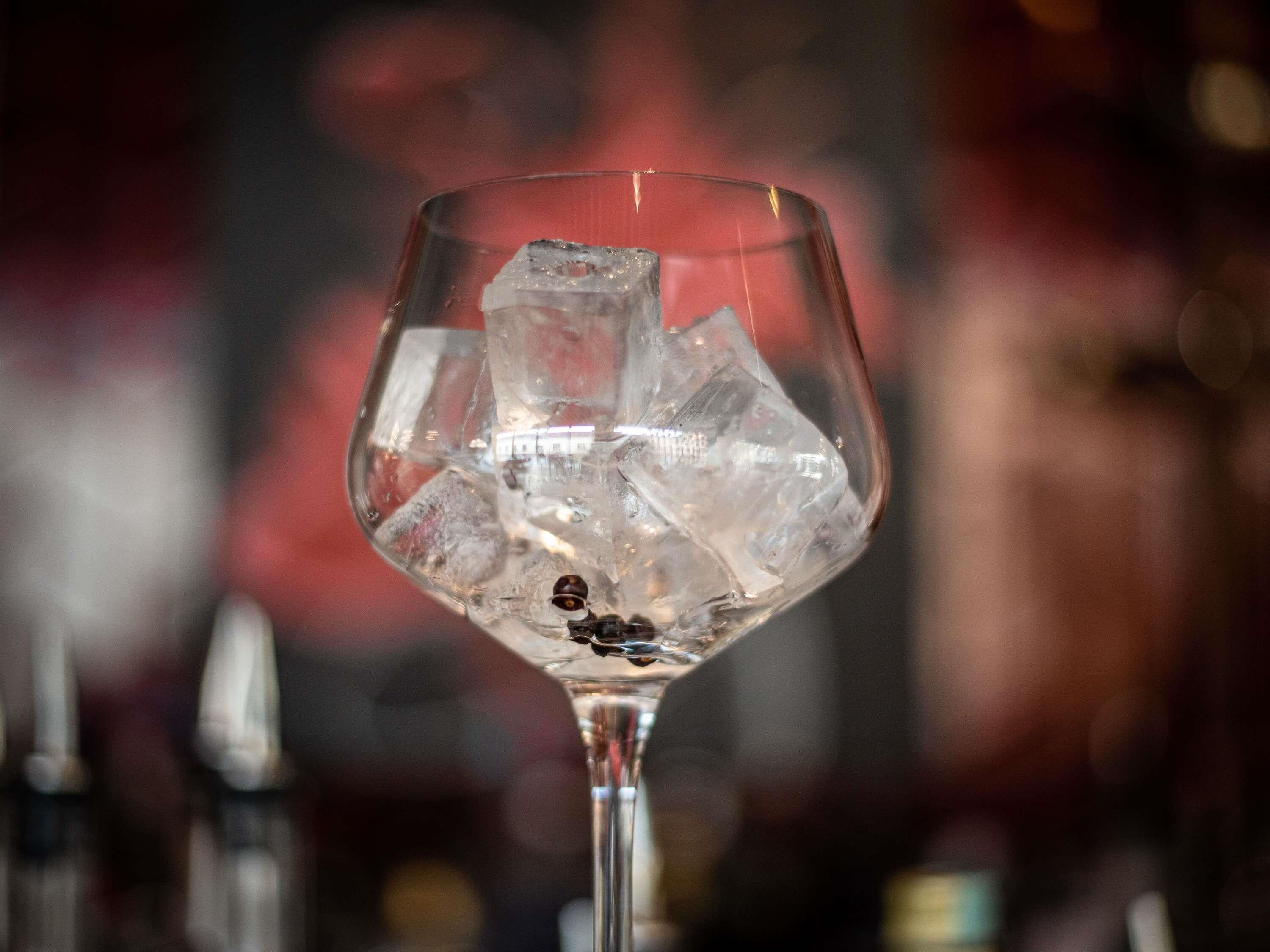 Un vaso con cubitos de hielo.