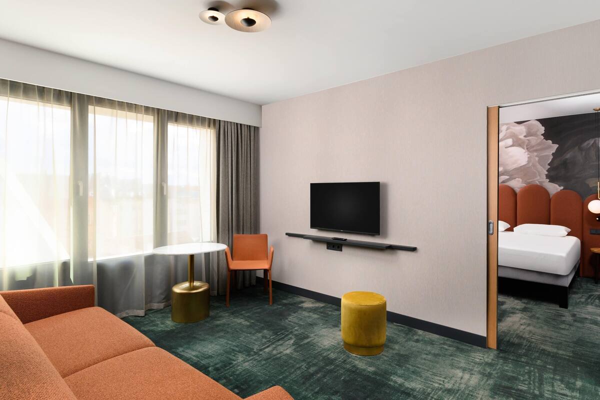 Minibar, caja de seguridad en la habitación y decoración personalizada