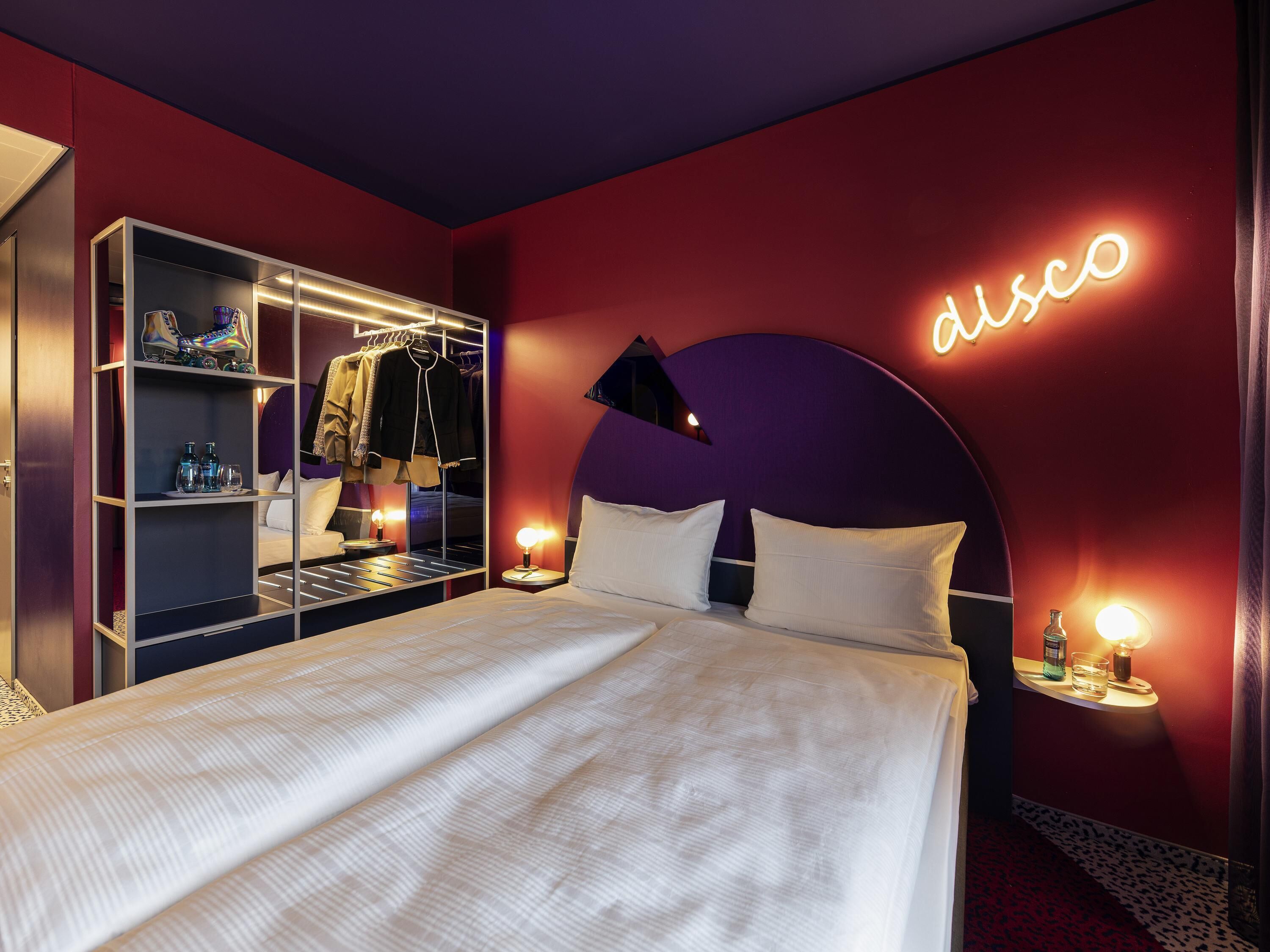 Meja kerja, tirai kedap cahaya, kedap suara, dan Wi-Fi gratis