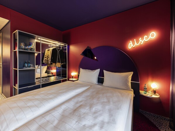 Schreibtisch, Verdunkelungsvorhänge, schallisolierte Zimmer