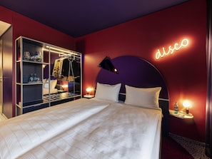 Työpöytä, pimennysverhot, äänieristys, ilmainen Wi-Fi