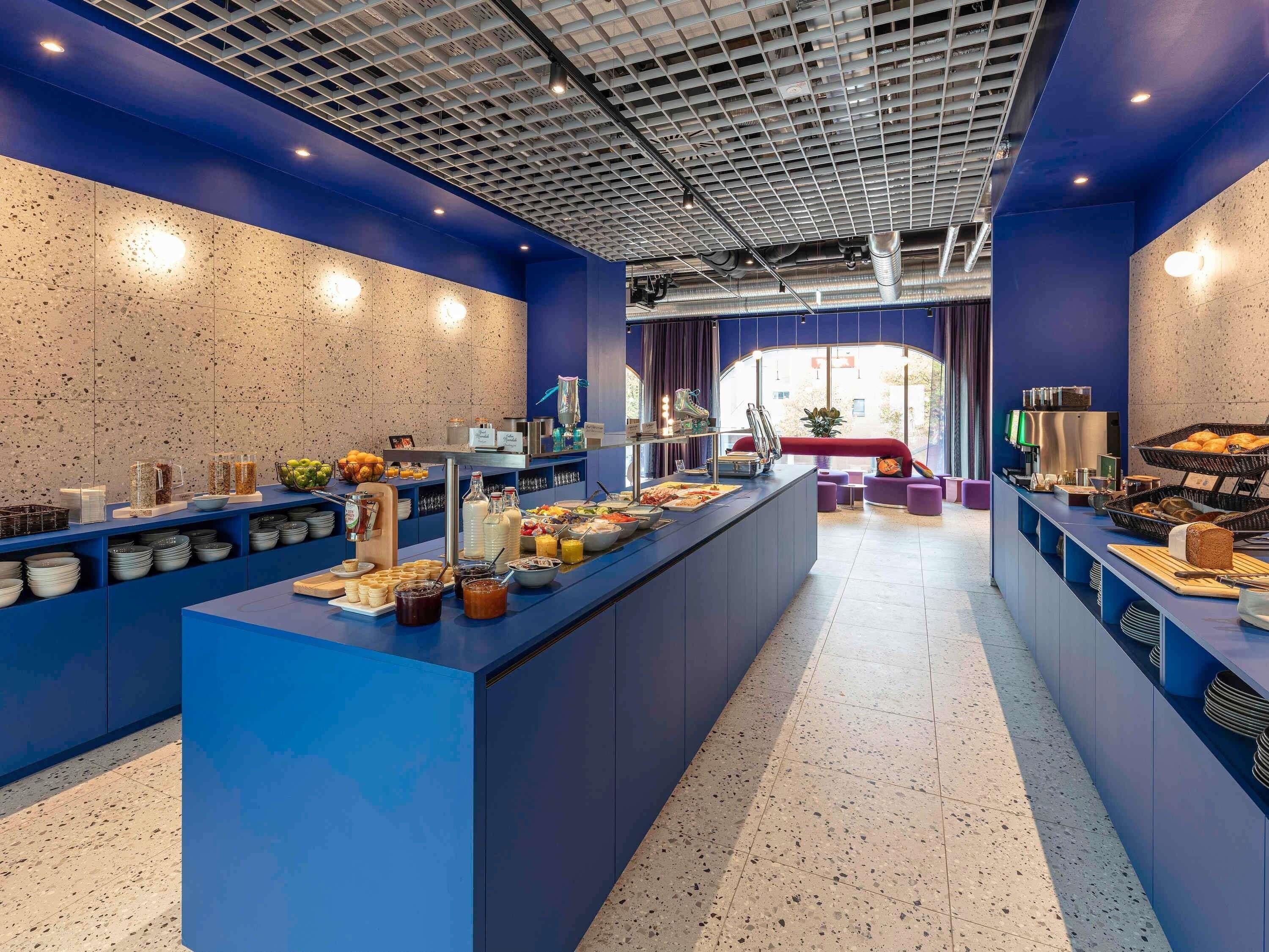 Tägliches Frühstücksbuffet (18 EUR pro Person)