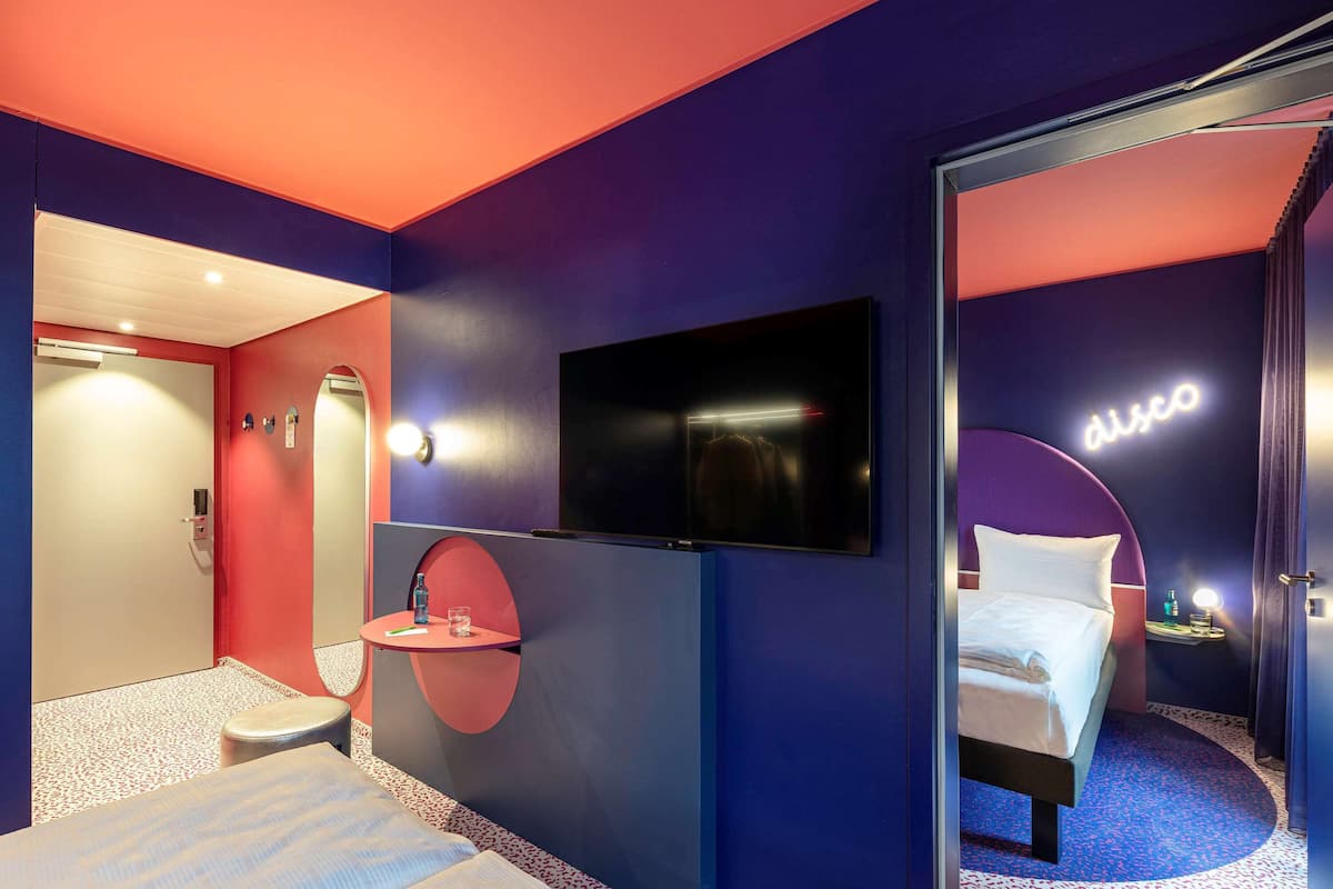 Camera Standard, 1 letto matrimoniale (connecting door) | Una scrivania, tende oscuranti, insonorizzazione, Wi-Fi gratuito