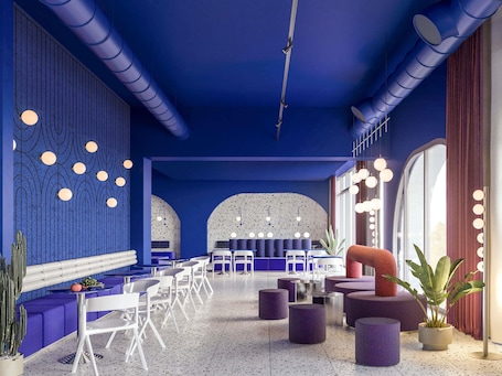 Bureau, espace de travail pour ordinateur portable, rideaux occultants. Ibis Styles Muenchen Perlach