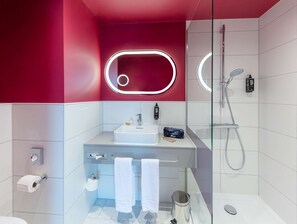 Een douche, milieuvriendelijke toiletartikelen, een haardroger