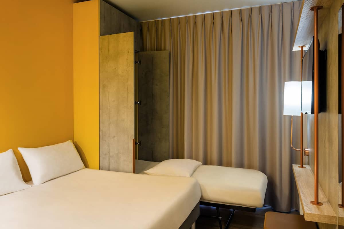 Chambre Triple, plusieurs lits | Espace de travail pour ordinateur portable, Wi-Fi gratuit, draps fournis