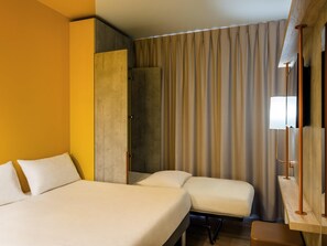 Triple Room, Multiple Beds | Laptop workspace, free WiFi, bed sheets - Ibis Budget Reims Parc Des Expositions (Reims)