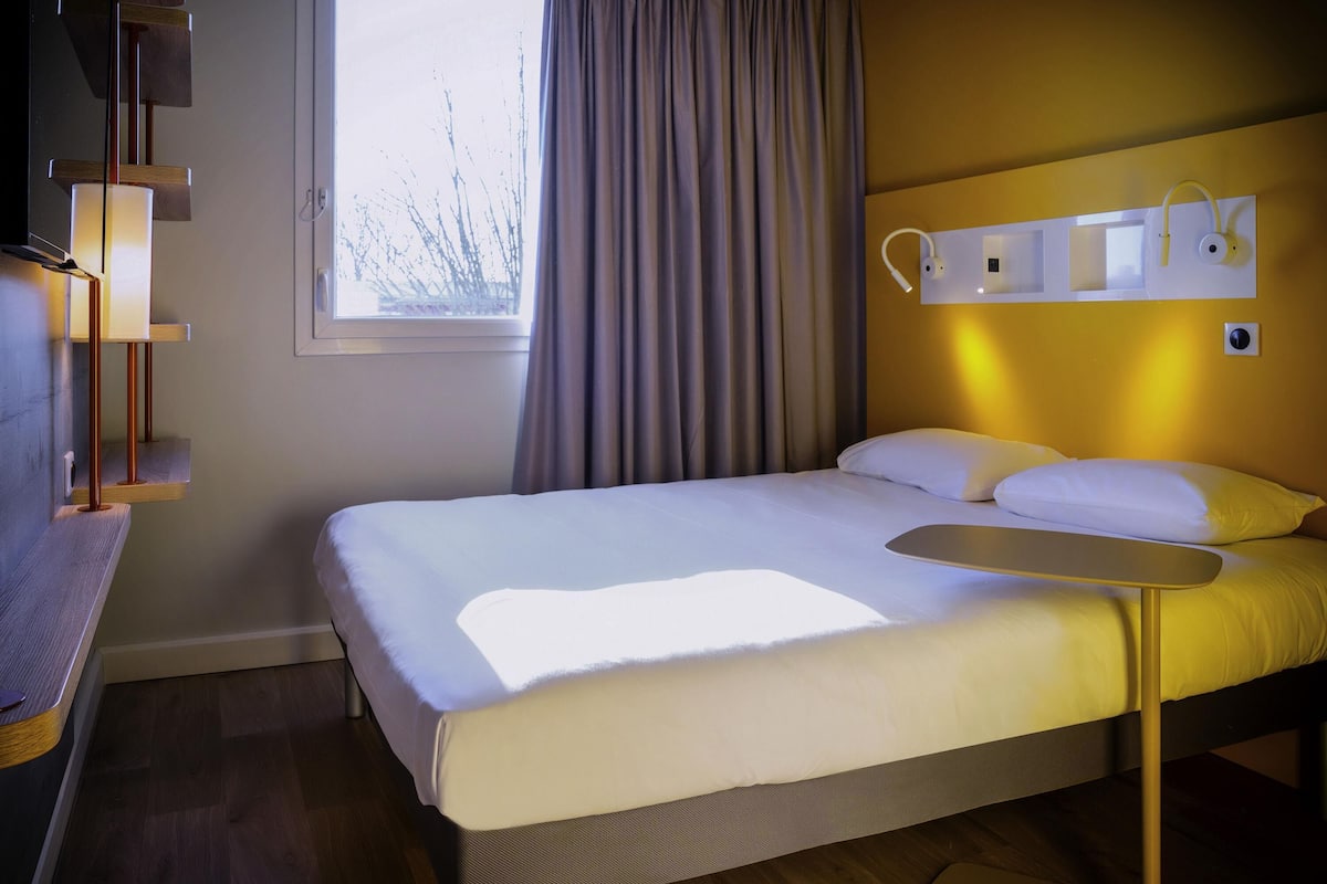 Espacio para trabajar con laptop, wifi gratis y ropa de cama