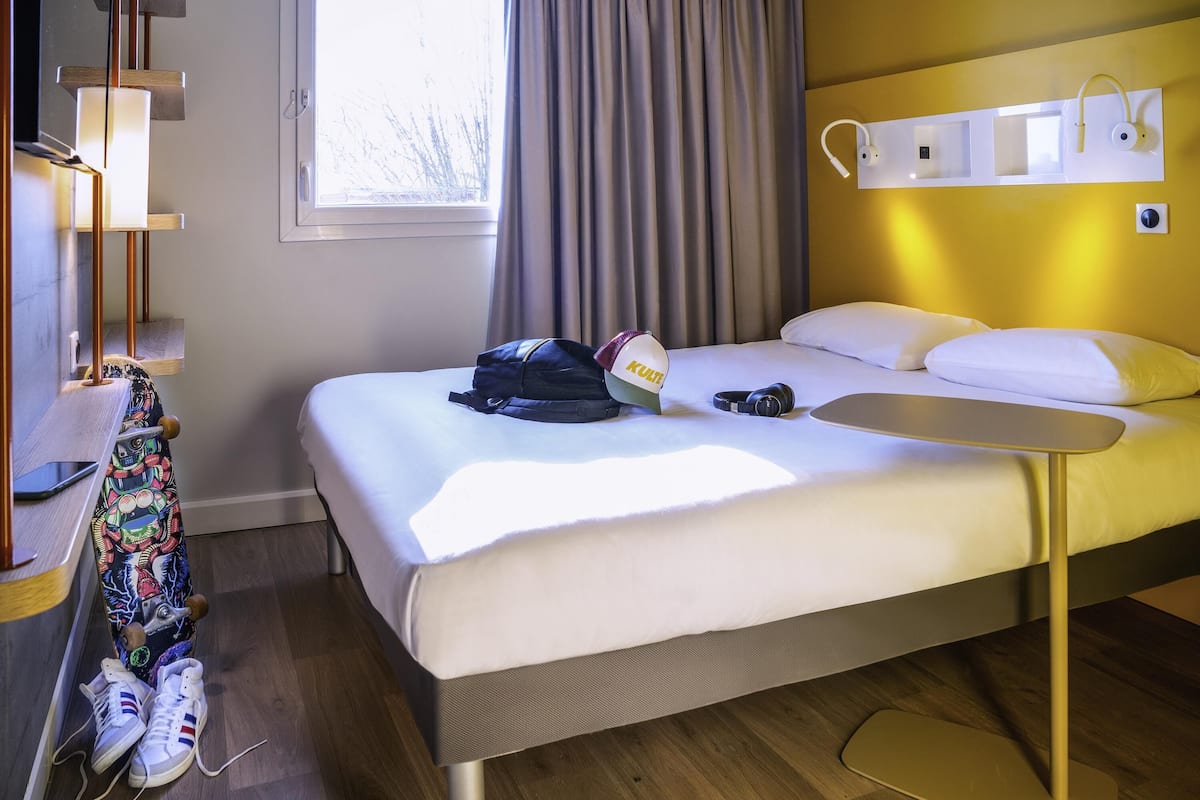 Triple Room, Multiple Beds | Laptop workspace, free WiFi, bed sheets