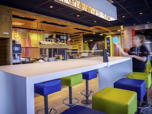 Desayuno buffet (EUR 7.5 por persona) 