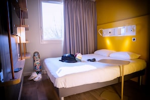 Triple Room, Multiple Beds | Laptop workspace, free WiFi, bed sheets - Ibis Budget Reims Parc Des Expositions (Reims)