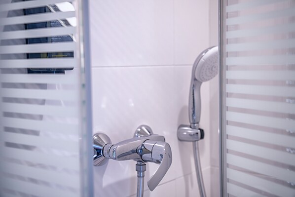Shower, rainfall showerhead, eco-friendly toiletries, hair dryer - Ibis Budget Reims Parc Des Expositions (Reims)
