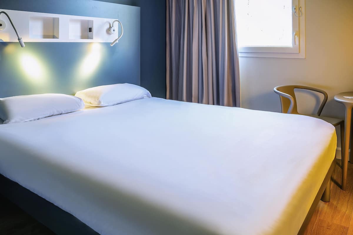 Espacio para trabajar con laptop, wifi gratis y ropa de cama