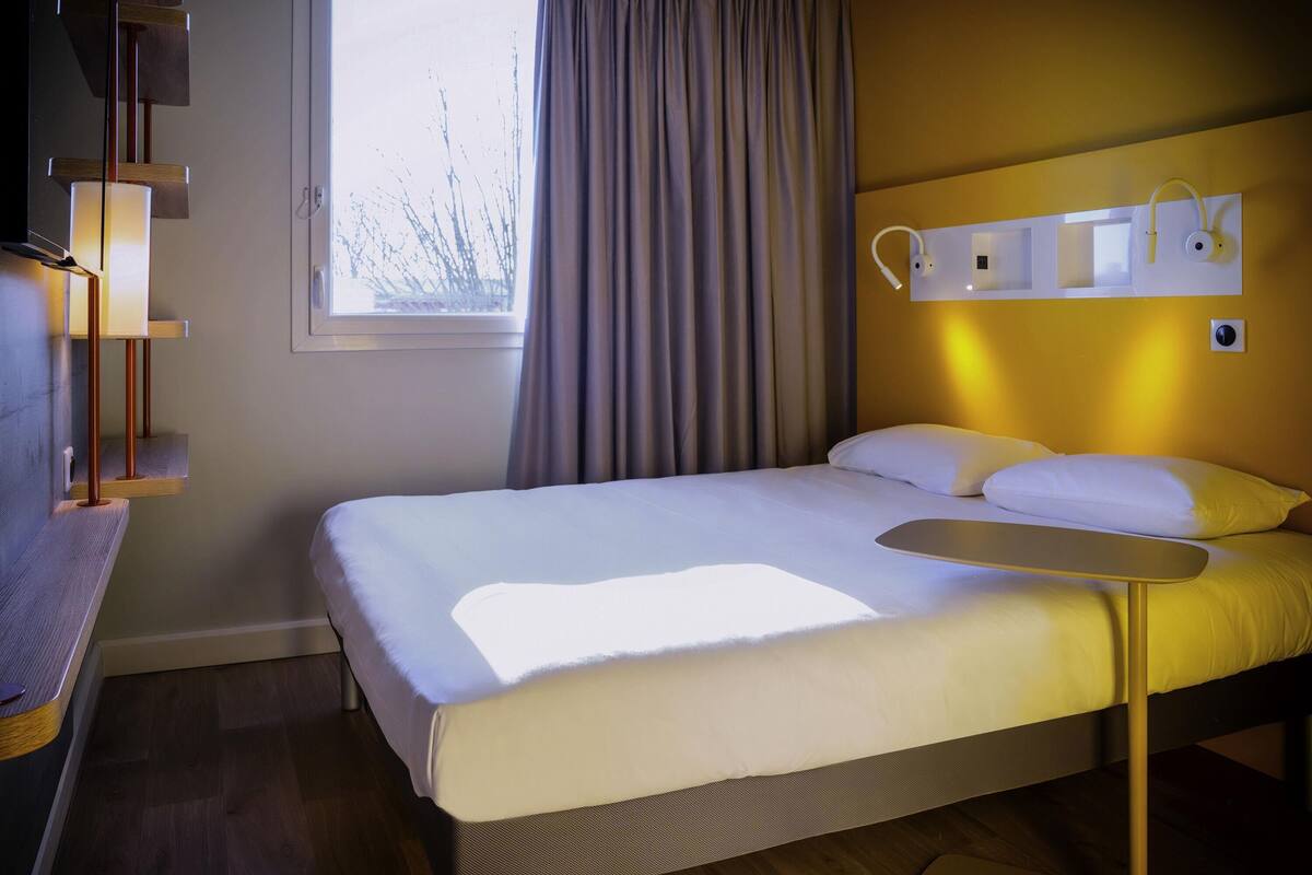 Driepersoonskamer, meerdere bedden | Een laptopwerkplek, gratis wifi, beddengoed