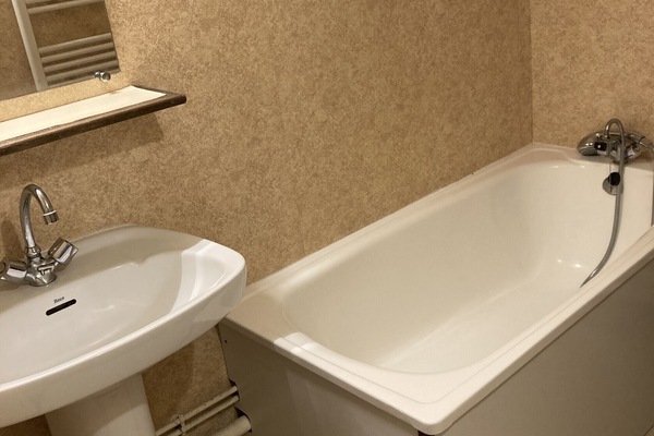 Bathtub, hair dryer