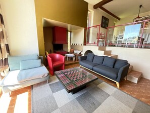 TV, fireplace