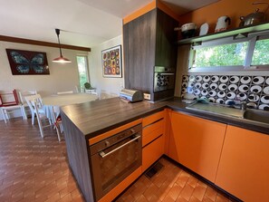 Fridge, microwave, oven, stovetop - Chalet les Digitales - Rocher du cerf (Le Lioran)