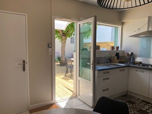 Fridge, microwave, oven, stovetop - House with beautiful terrace 10 min from the beach sleeps 4 (La Teste-de-Buch)