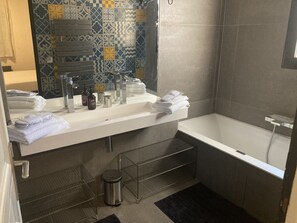 Combined shower/bathtub - Quiet villa with pool 5 minutes from downtown Aix-en-Provence (AIX EN PROVENCE)