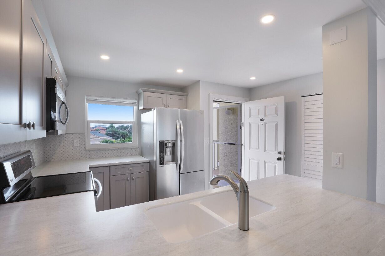 Réfrigérateur, four à micro-ondes, un four, surface de cuisson