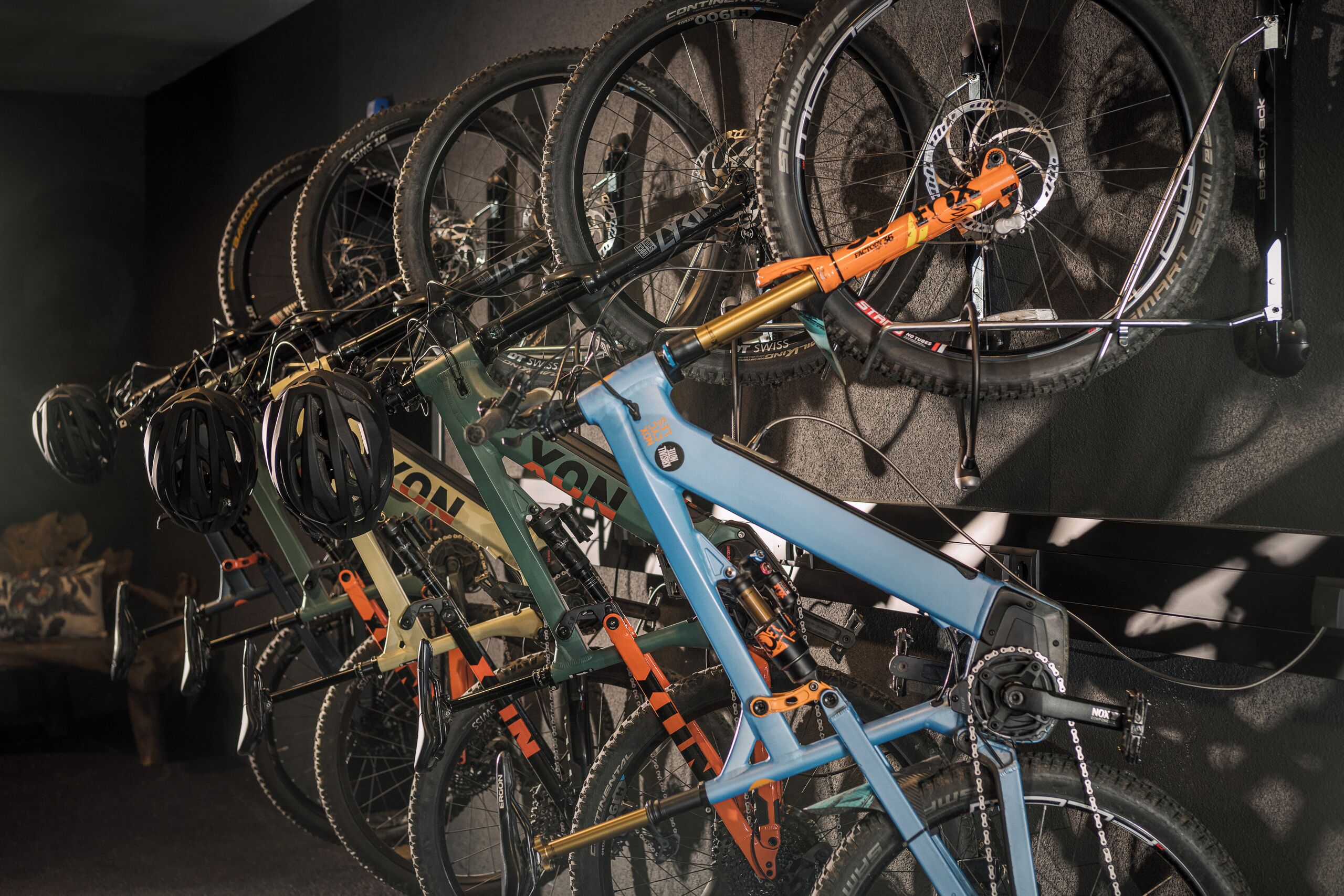 Un porte-vélos mural conçu pour accueillir plusieurs vélos.