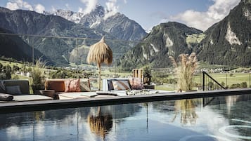 Piscine extérieure, parasols de plage, chaises longues