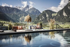 室外游泳池,提供泳池遮陽傘和日光浴躺椅