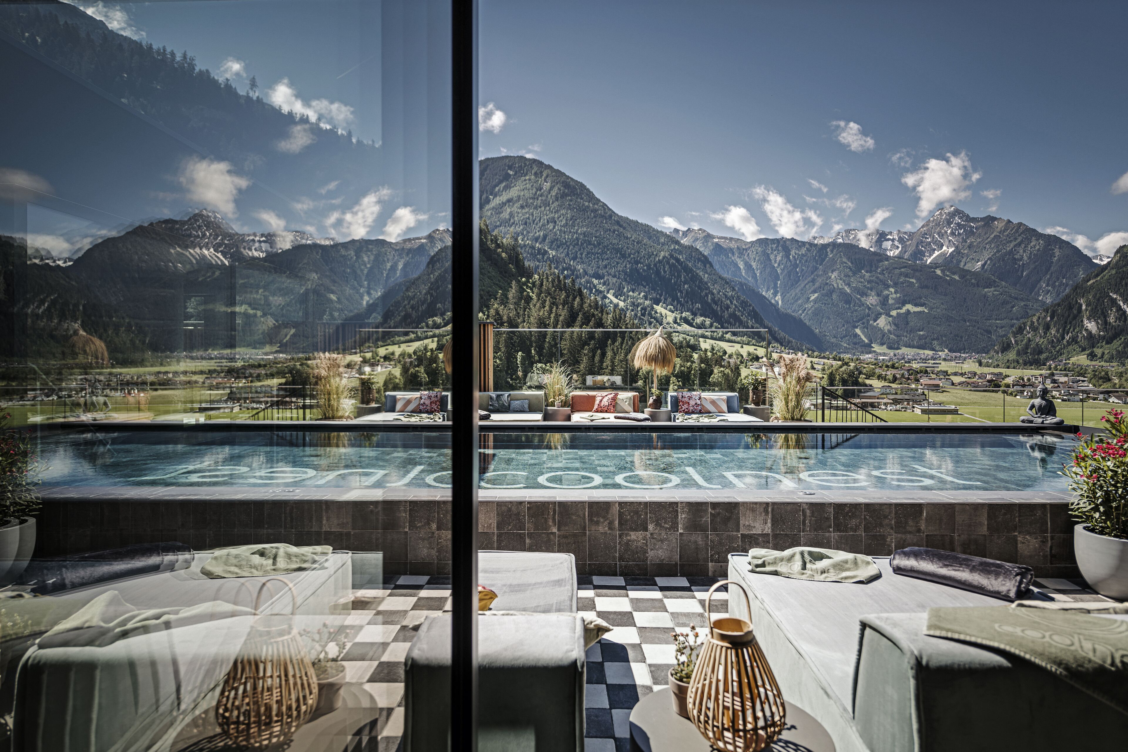 Een buitenzwembad, parasols bij het zwembad en ligstoelen