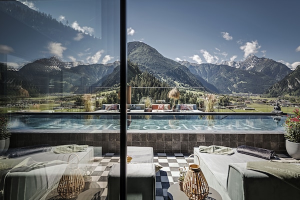 Ulkouima-allas, aurinkovarjoja, aurinkotuoleja