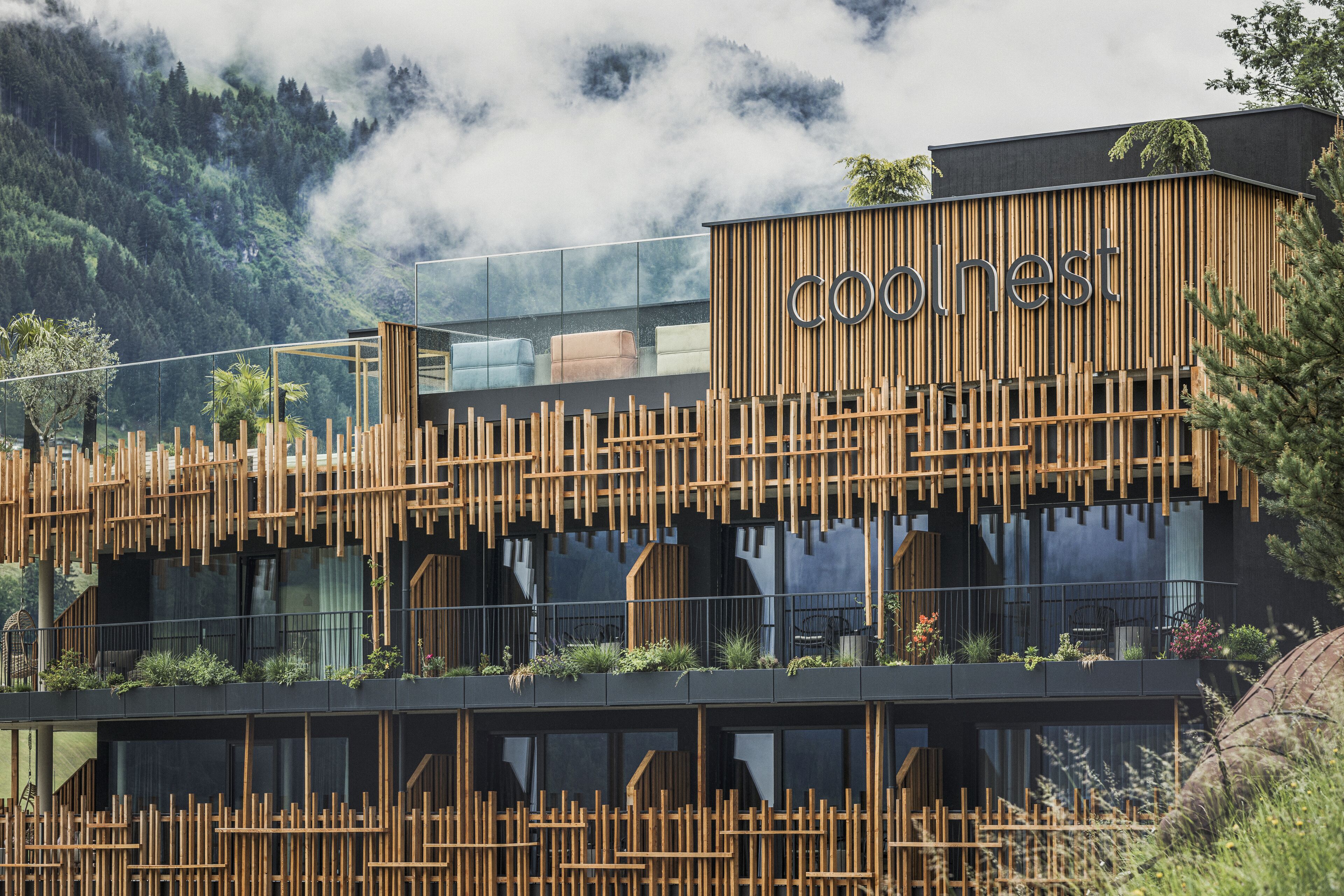 Um edifício moderno com fachada de madeira e o nome 