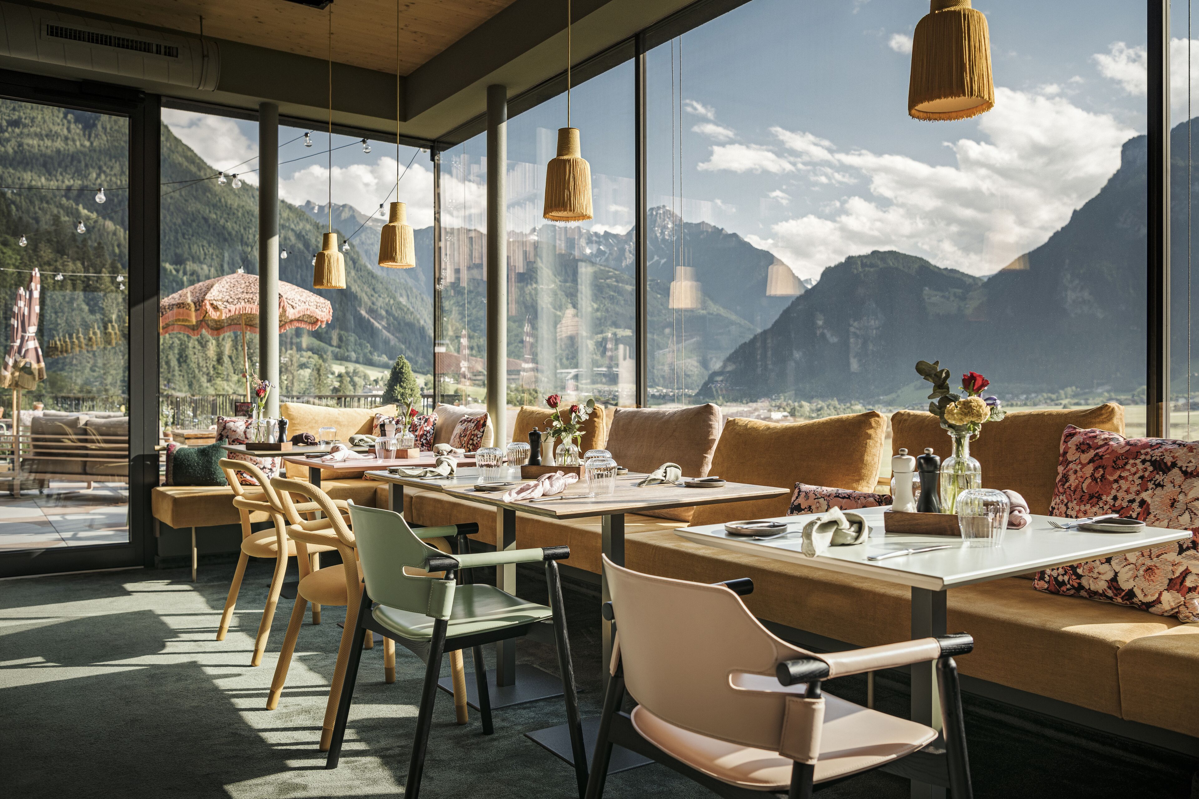 Der serveres frokost, aftensmad og lokale retter med udendørs servering 