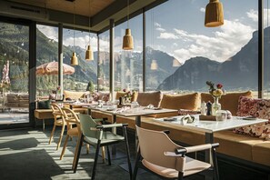 Ofereix taules a l'aire lliure i s'hi serveixen dinars i sopars